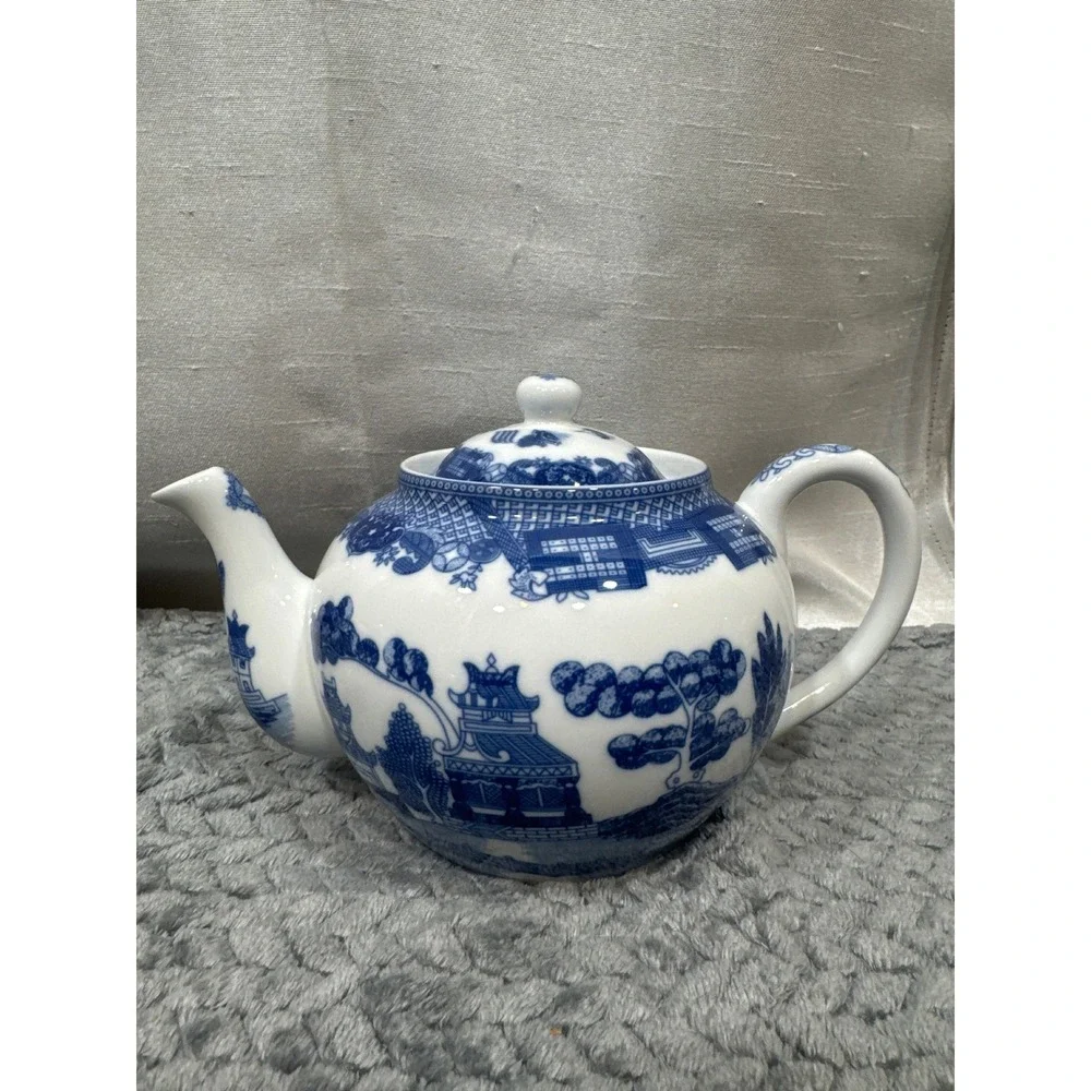 HIC China Blue Willow Teapot Ceramic Blue and White Chinoiserie Tea Pot with Lid